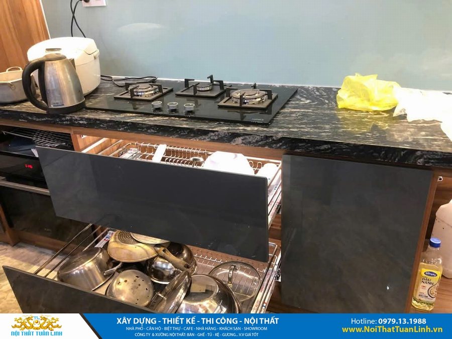 Thiết kế thi công nội thất bếp căn hộ chung cư – mặt bếp đá granite, bếp âm hiện đại, tủ inox tiện dụng – Nội Thất Tuấn Linh 