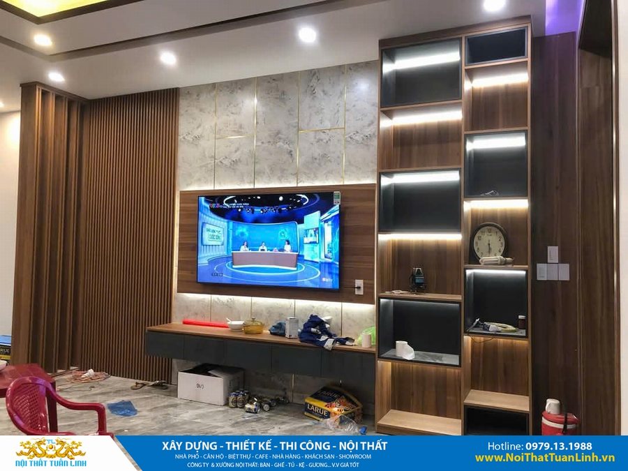 Thi công nội thất phòng khách căn hộ chung cư – vách đá, lam gỗ, tủ trang trí có đèn LED hiện đại – Nội Thất Tuấn Linh 