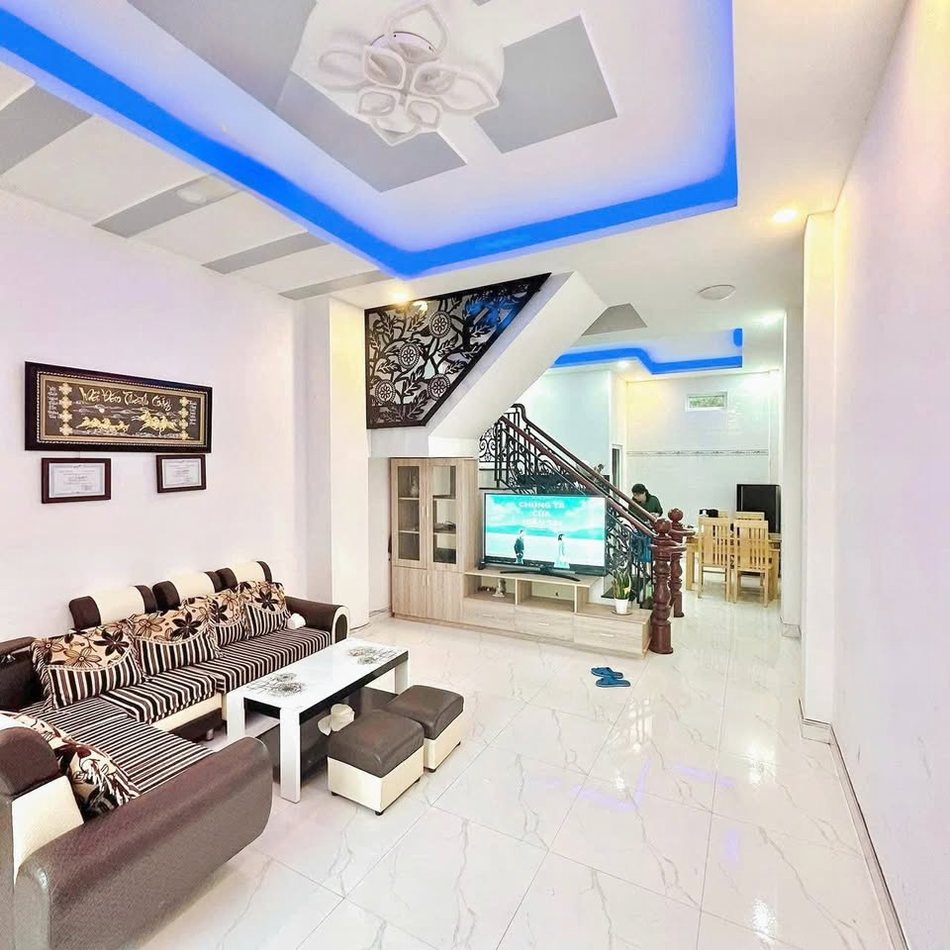 Nội thất phòng khách nhà phố 3 tầng hiện đại với sofa chữ L, đèn trần thạch cao LED, vách CNC cầu thang đẹp - Thi công bởi Nội Thất Tuấn Linh