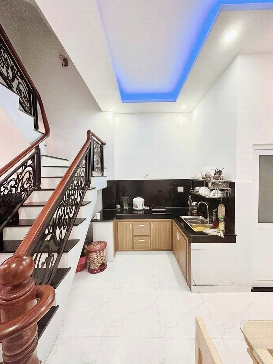 Thi công nội thất nhà phố 3 tầng với thiết kế bếp hiện đại dưới cầu thang. Tối ưu không gian, chất liệu bền đẹp, giá tốt tại Nội Thất Tuấn Linh.