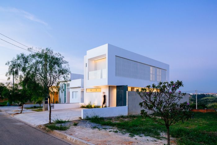 Nhà phố thiết kế đẹp với thiết kế màu trắng đơn giản hiện đại 1