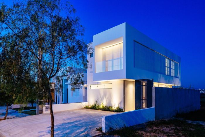 Nhà phố thiết kế đẹp với thiết kế màu trắng đơn giản hiện đại 14