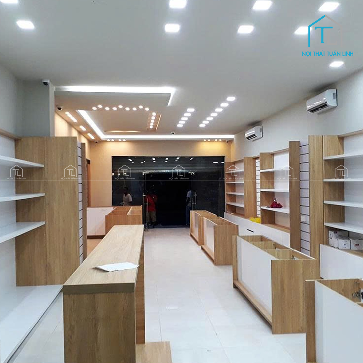Kệ gỗ giá tốt cho showroom shop chuyên nghiệp, thanh lịch