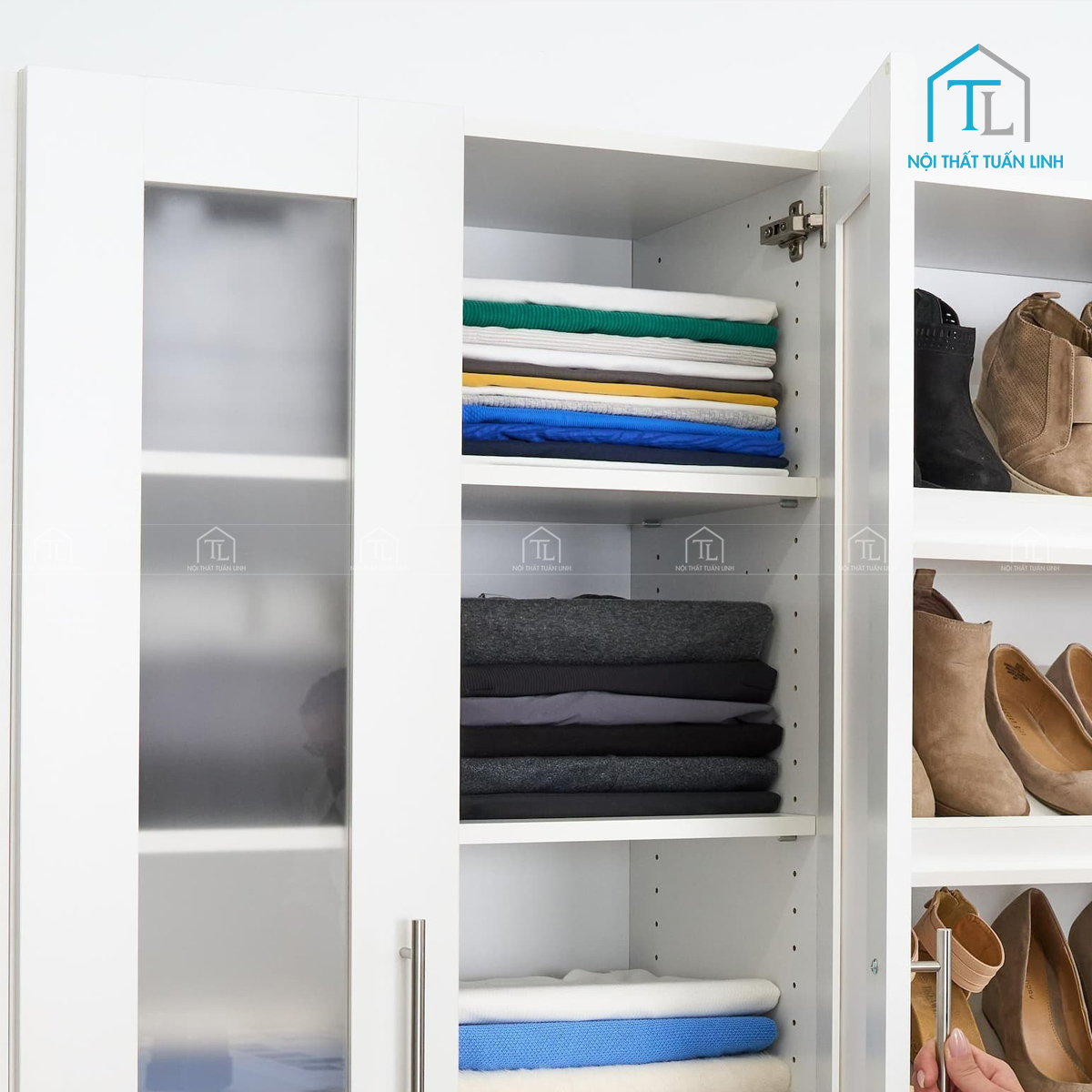 Tủ quần áo gỗ công nghiệp cánh kính mờ tích hợp đèn LED